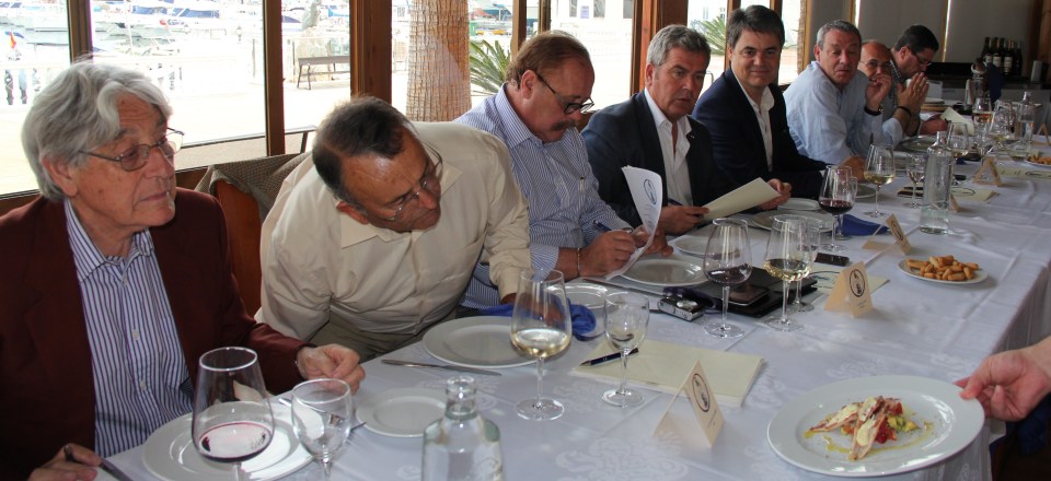 Los miembros del jurado califican los distintos platos participantes en Gastronaútico 