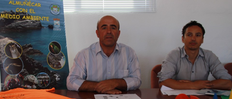 Luis Aragón, junto al técnico de Medio Ambiente, Carlos Ferrón, presenta el programa de actividades del Mes del Medio Ambiente