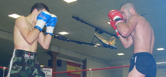 Marcos Leñador y Raul Tejeda durante un combate de Kick Boxing