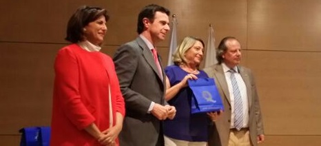 Trinidad Herrera recibe la "Q de Calidad" de manos del ministro Soria MINISTRO TURISMO ENTREGA Q DE CALIDAD A LA ALCALDESA DE ALMUÑECAR 14 2