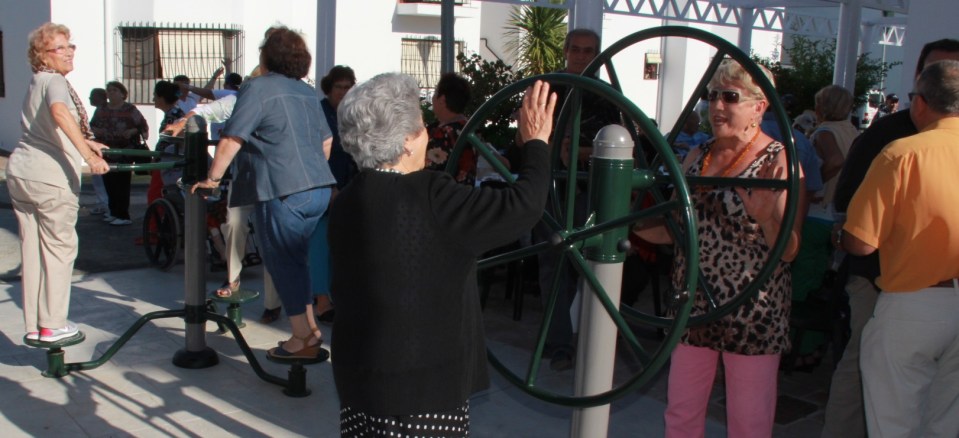 Mayores utilizando los aparatos de ejercicios en el parque saludable del complejo de la Tercera Edad de la Avenida Juan Carlos I de Almuñécar