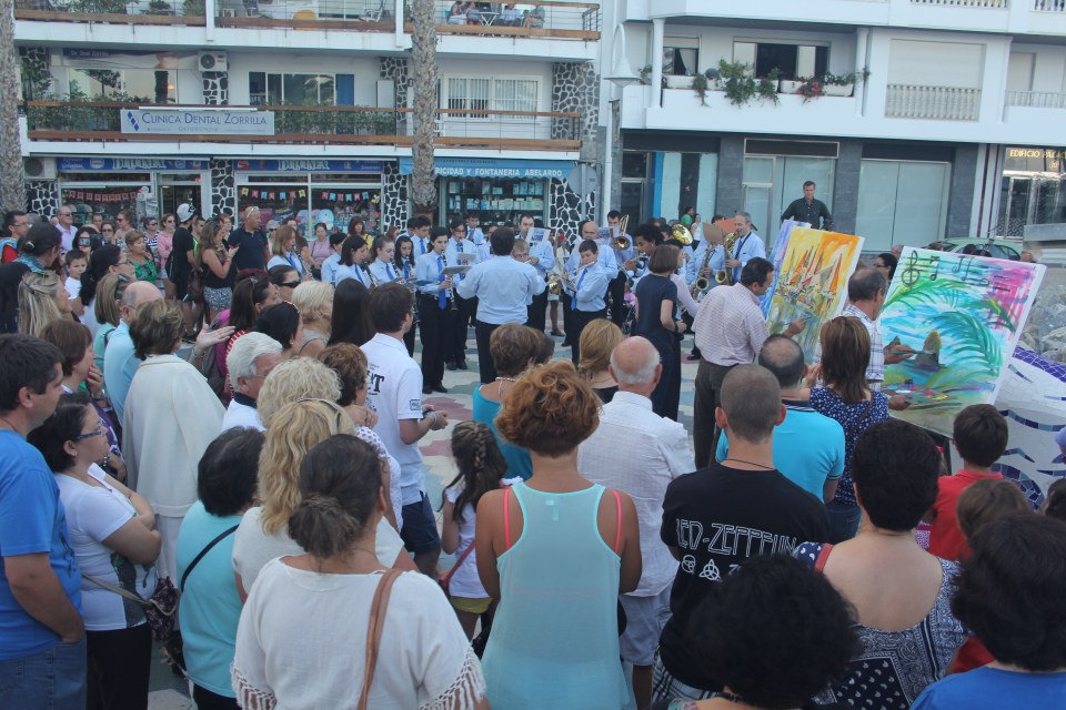 La Banda Municipal de Música de Almuñécar y pintores de ARTEX pusieron la nota de color al homenaje al escritor Laurie Lee