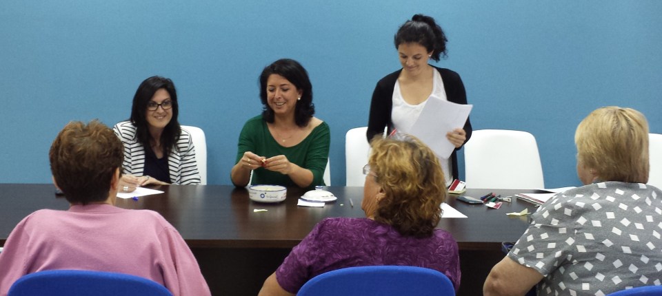 María del Carmen Reinoso (centro), Concejal de Bienestar Social y Tercera Edad, en el sorteo del que saldrán los mayores que viajarán a la Linea de la Concepción