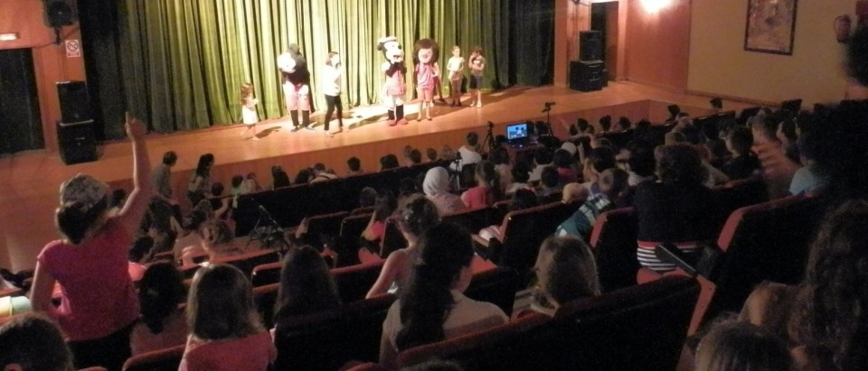 Un millar de alumnos han disfrutado hoy del teatro en Almuñécar