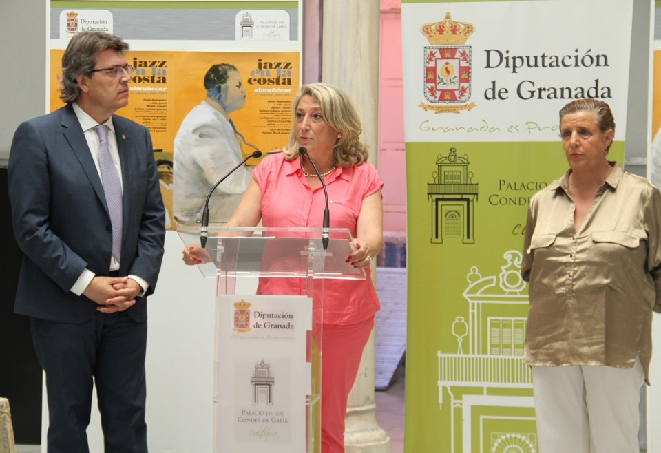 ALCALDESA DE ALMUÑECAR  DURANTE SU INTERVENCION EN LA PRESENTACIÓN DEL FESTIVAL JAZZ 14