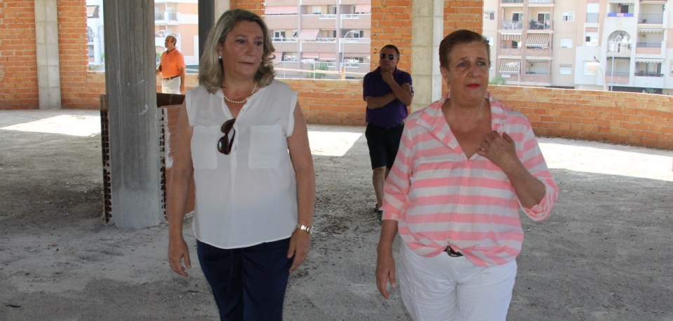 La alcaldesa de Almuñécar, Trinidad Herrera (izq. de la foto), y la concejal de Cultura, Olga Ruano (dch. de la foto), visitan la instalación de lo que será la futura Escuela de Música ALCALDESA Y CONCEJALA DE CULTURA VISITARON LA INSTALACION DE LO QUE SERÁ LA ESCUELA DE MUSICA DE ALMUÑECAR 14 2
