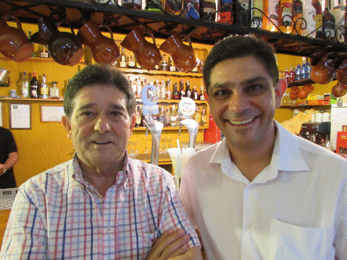 Juan Rodríguez "JR", junto a su hijo mayor Carlos