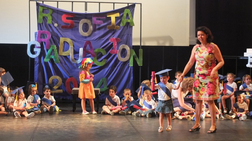 María del Carmen Reinoso, concejal de Bienestar Social, participa en la entrega de diplomas del centro infantil Reina Sofía CONCEJALA ENTREGA DIPLOMA GRADUACION ALUMNOS CENTRO INFANTIL MUNICPAL 14