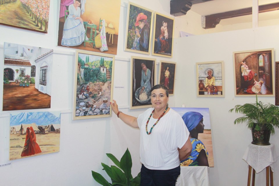 CONCEPCION MORAL MUESTRA SUS TRABAJOS EXPUESTOS EN ESTA COLECTIVA EN ALMUÑECAR 14  (1)