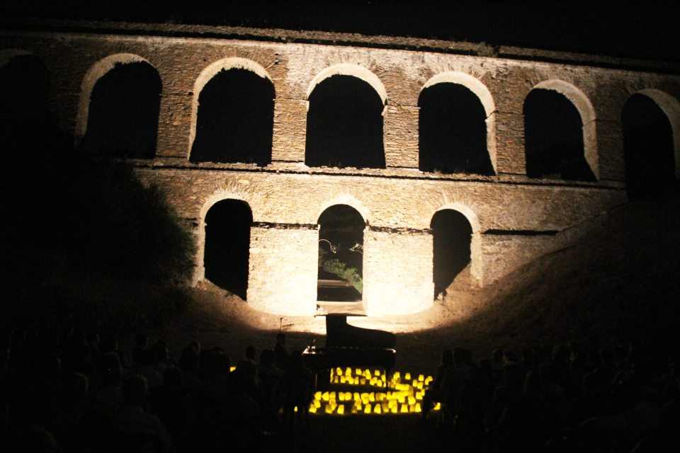 CONCIERTO DE PIANO Y 200 VELAS JUNTO  ACUEDUCTO ROMANO ALMUÑECAR 13