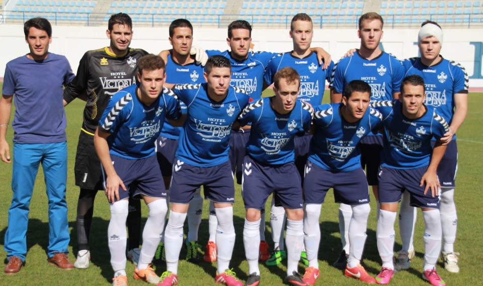 EQUIPO  Y ENTRENADOR ALMUÑECAR 77 QUE SE HA PROCLAMADO CAMPEON DE REGIONAL PREFERENTE 14 2