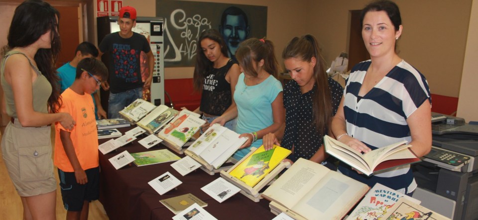 Exposición de libros de los dos últimos siglos en la Casa de la Juventud sexitana