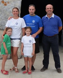 El concejal de Medio Ambiente de Almuñécar, Luis Aragón, junto con la familia que ha completado el visitante un millar