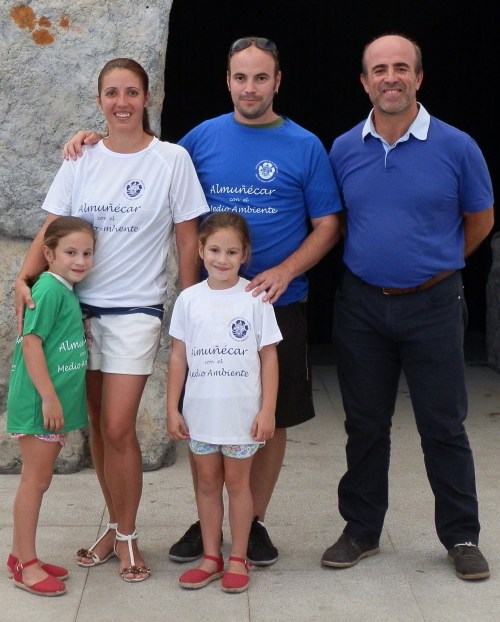 El concejal de Medio Ambiente de Almuñécar, Luis Aragón, junto con la familia que ha completado el visitante un millar