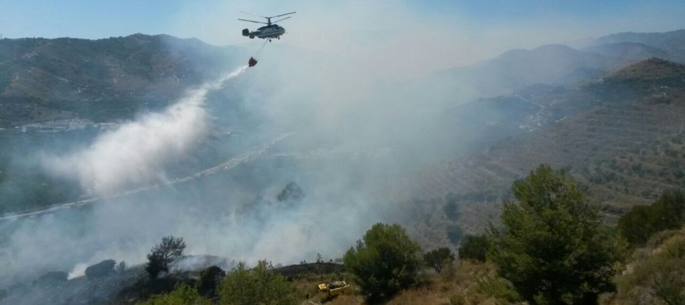 HELICOPTERO SUELTA AGUA SOBRE EL INCENDIO EN ALMUÑECAR 14  (1) 2