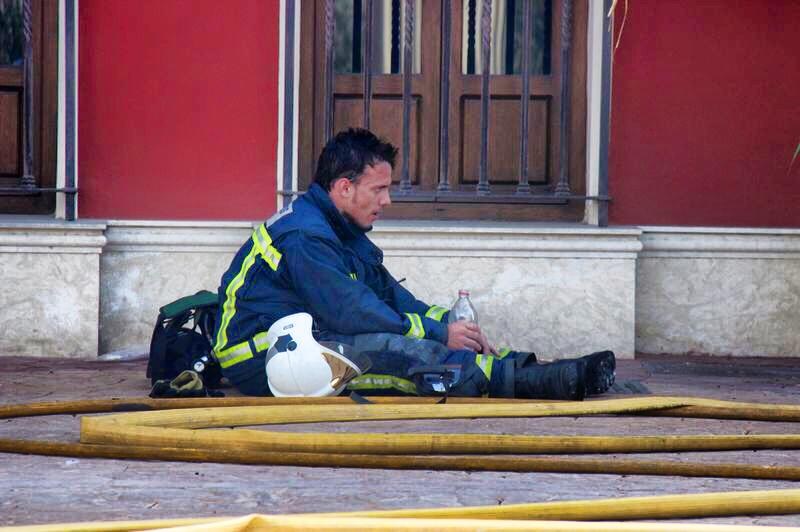 Bombero que ha participado en la extinción del incendio provocado por una explosión que ha tenido lugar en la fábrica de Ron Montero en Motril