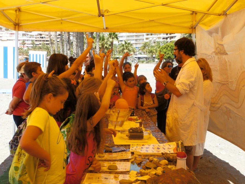 Buena acogida en la playa Puerta del Mar al Laboratorio Marino Itinerante Buena acogida en la playa Puerta del Mar al Laboratorio Marino Itinerante