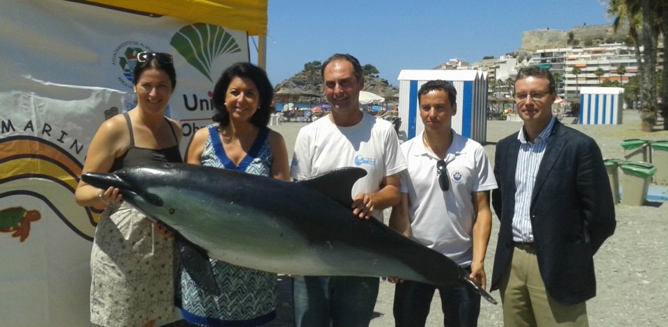 (De izq. dch. de la foto) Mª del Mar Medina, Mª del Carmen Reinoso, concejales delegadas del Ayto. de Almuñécar, junto con Juan Jesús Martín, coordinador y biólogo de la campaña, Carlos Ferrón, técnico municipal de Medio Ambiente, y el director de Unicaja en Almuñécar, José Palma (De izq. dch. de la foto) Mª del Mar Medina, Mª del Carmen Reinoso, concejales delegadas del Ayto. de Almuñécar, junto con Juan Jesús Martín, coordinador y biólogo de la campaña, Carlos Ferrón, técnico municipal de Medio Ambiente, y el director de Unicaja en Almuñécar José Palma