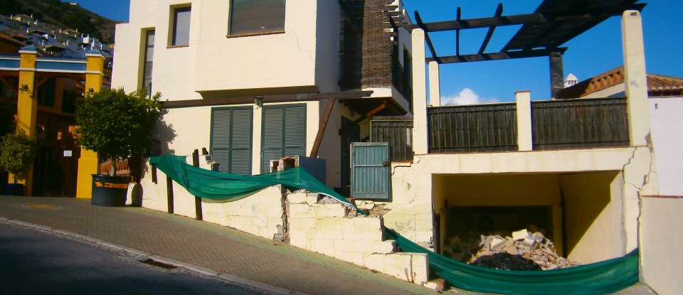 Una de las casas gravemente afectadas por los deslizamientos de tierras en la ladera donde se ubica la urbanización Cármenes del Mar Una de las casas gravemente afectadas por los deslizamientos de tierras en la ladera donde se ubica la urbanización Cármenes del Mar