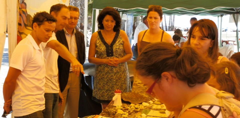 María del Carmen Reinoso (a la izq. de la foto) y María del Mar Medina (a la dch. de Mª Carmen Reinoso), concejales delegadas en el Ayto. de Almuñécar, junto con el director local de Unicaja, José Palma. Todos ellos en el Laboratorio Marino, en la playa Puerta del Mar recibiendo las explicaciones de Juan Jesús Martín, coordinador y biólogo de la campaña María del Carmen Reinoso (a la izq. de la foto) y María del Mar Medina (a la dch. de Mª Carmen Reinoso), concejales delegadas en el Ayto. de Almuñécar, junto con el director local de Unicaja, José Palma. Todos ellos en el Laboratorio Marino, en la playa Puerta del Mar recibiendo las explicaciones de Juan Jesús Martín, coordinador y biólogo de la campaña