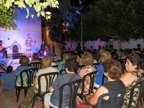 María Lozano encandiló con sus coplas al público de la plaza Eras del Castillo