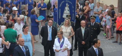Alcaldesa de Almuñécar y corporativos durante la procesión de la Virgen de la Antigua