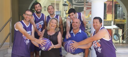 Trinidad Herrera, alcaldesa de Almuñécar, y Luis Aragón, concejal de Deportes, junto con los voluntarios de “Proyecto Tour Ciudadano 0,0” 