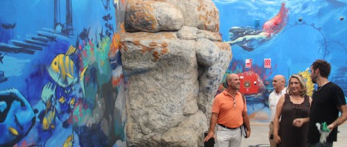 La alcaldesa, Trinidad Herrera, acompañada del concejal de Medio Ambiente, Luis Aragón y de Organización Administrativa, Antonio Laborda, visitan los trabajos del mural marino La alcaldesa, Trinidad Herrera, acompañada del concejal de Medio Ambiente, Luis Aragón y de Organización Administrativa, Antonio Laborda, visitan los trabajos del mural marino