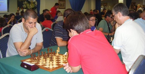 Jorge Fernández Montoro, con polo celeste, campeón del torneo de ajedrez de Almuñécar Jorge Fernández Montoro, con polo celeste, campeón del torneo de ajedrez de Almuñécar