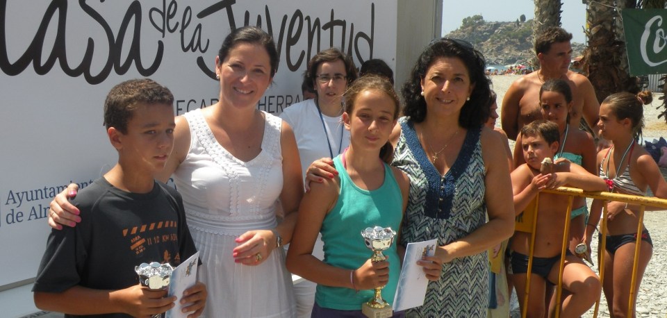 María del Carmen Reinoso, concejal de Bienestar Social, y María del Mar Medina, concejal de Juventud y Fiestas, en la entrega de premios del concurso de castillos de arena