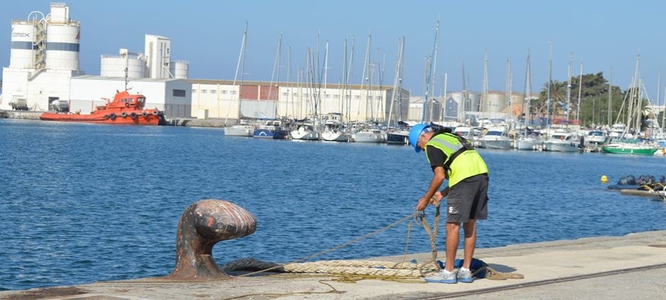 Un amarrador en el Puerto de Motril (Granada) Oficios y personas del Puerto de Motril- Los amarradores