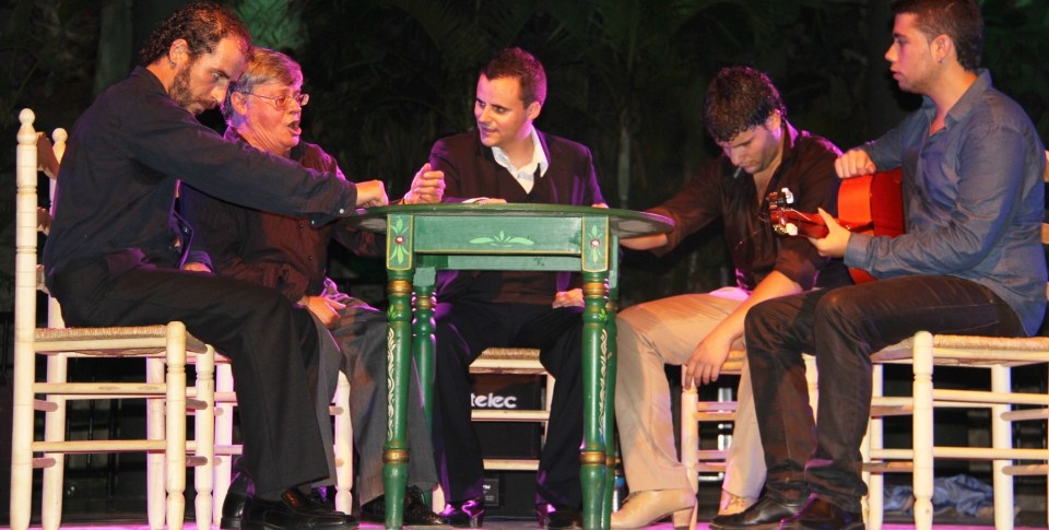 PINILLA SOBRE LA MESA ACOMPAÑADO  CANTANDO POR TONAS 2