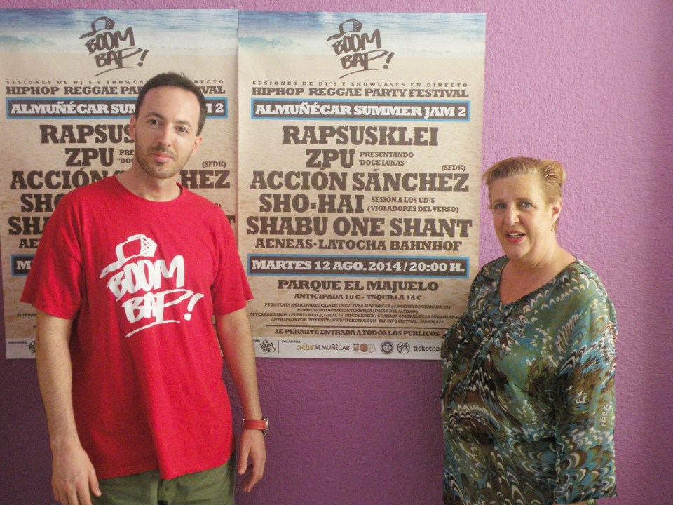 Olga Ruano, concejal de Cultura, junto con el promotor del evento, presenta el Almuñécar Summer Jam 2