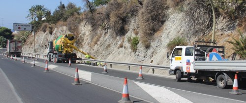 Fomento mejora la cuneta de la Carretera Nacional 340 en La Herradura