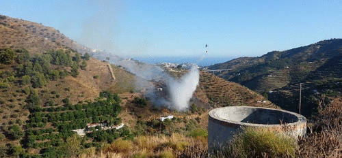Helicóptero en las tareas de extinción del incendio del pago sexitano de Río Seco Alto