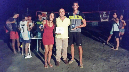 Los tres primeros clasificados del torneo de vóley playa de Almuñécar