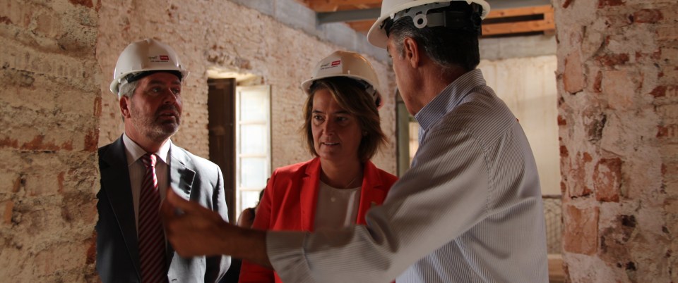 Pie de Foto: El arquitecto municpal, Enrique Segura (Dcha) explica la rehabilitación del inmueble al presidente de la Mancomunidad, José García Fuentes y a la alcaldesa de Motril, Luisa García Chamorro