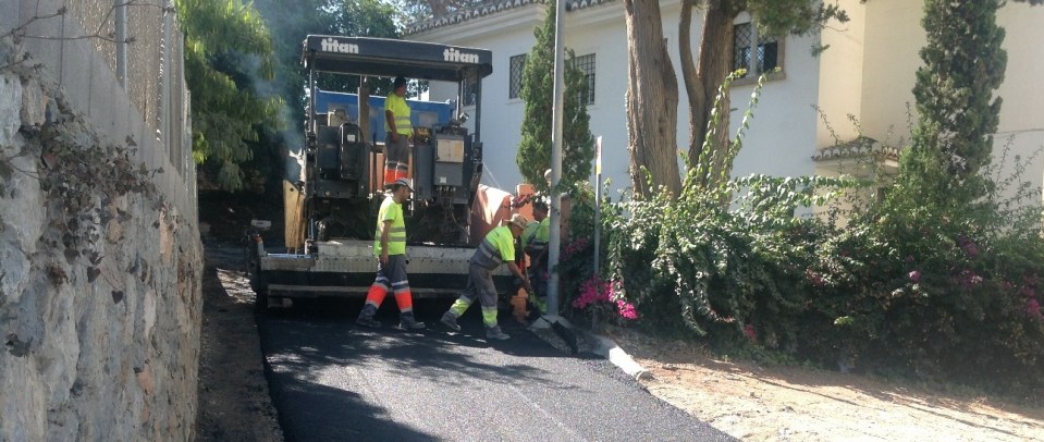 Operarios asfaltando la Cuesta de la Negrita de La Herradura