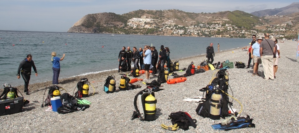 BUCEADORES DE AUAS PREPARADOS PARA INICIAR LA LIMPIEZA EN LA HERRADURA 14