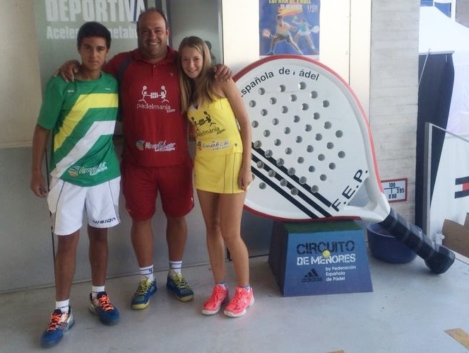 CRISTINA TORRECILLAS Y JOSE MARIA SANCHEZ CON EL SELECCIONADOR PROVINCIAL DE PADEL 14 (1)