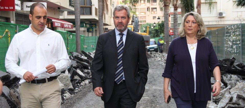 El presidente de la Mancomunidad de la Costa Tropical, José García Fuentes (centro), junto la alcaldesa de Almuñécar, Trinidad Herreras y el concejal de urbanismo, José Manuel Fernández,, visitando las obras de la avenida de Andalucía