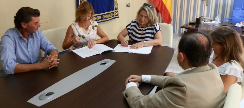 Momento de la firma del convenio entre el Ayuntamiento de Almuñécar y TUI España