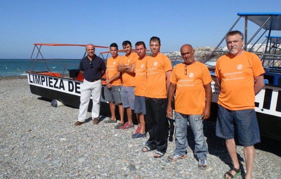 Personal del servicio de limpieza marino junto al concejal de Medio Ambiente, Luis Aragón.