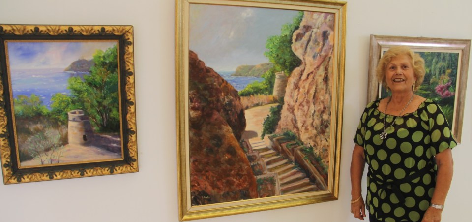 Pepa Cortés junto a algunas de sus obras