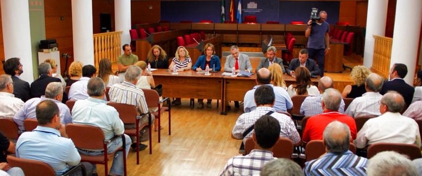 Santiago Pérez se reúne con agricultores y comunidades de regantes de la Costa Tropical