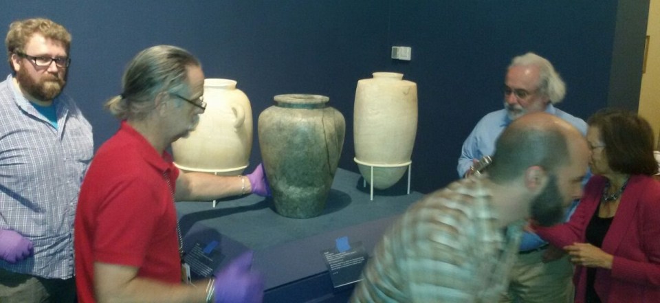 TECNICOS INSTALAN VASOS PARA EXPOSICION EN NUEVA YORK