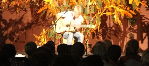 El guitarrista Tijs Groen ofreció un bello concierto en los jardines de La Najarra