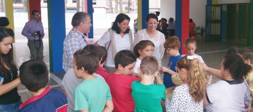 María del Carmen Reinoso y María del Mar Medina junto con alumnos del CP San Miiguel en la muestra artesanal celebrada por el centro con motivo del día de su festividad VISITA EDILES A LA MUESTRA ARTESANAL CENTRO SAN MIGUEL 14