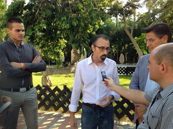 Antonio Miguel Villalta, coordinador y portavoz de Ciudadanos Almuñécar, habla para los medios en el parque El Majuelo de Almuñécar