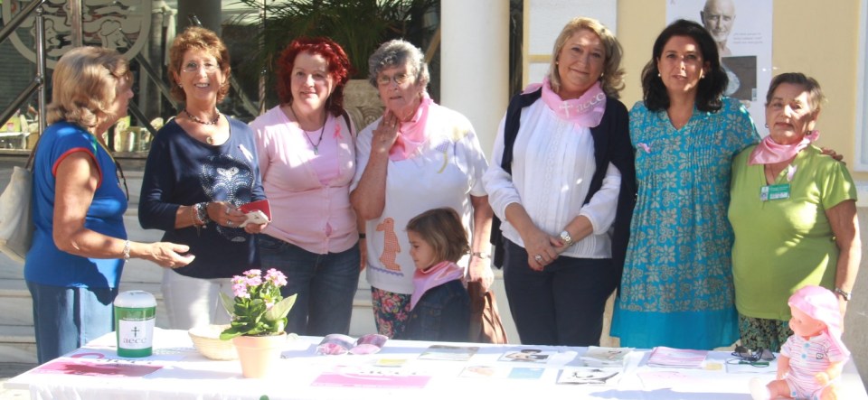 Lazos y globos rosas contra el cáncer de mama en Almuñécar